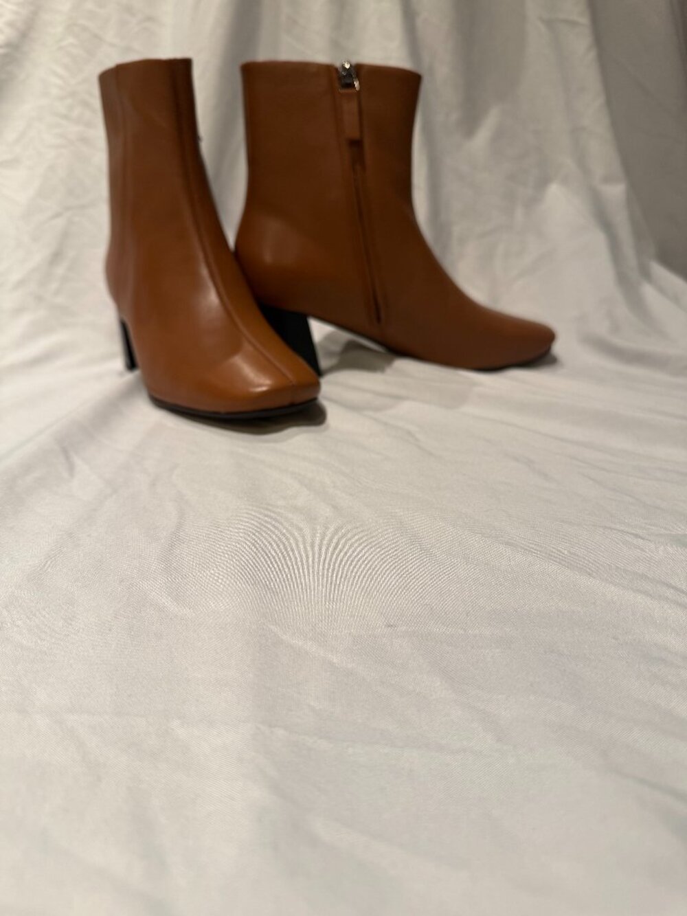 Everlane Leather Chelsea Boots Size 7 NWOT